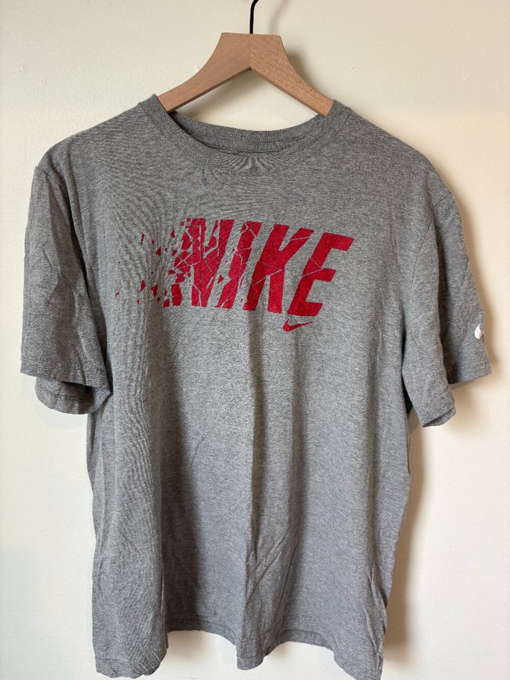 Nike Men’s XL Gray Red Graphic Logo Short Sleeve T-Shirt Athletic